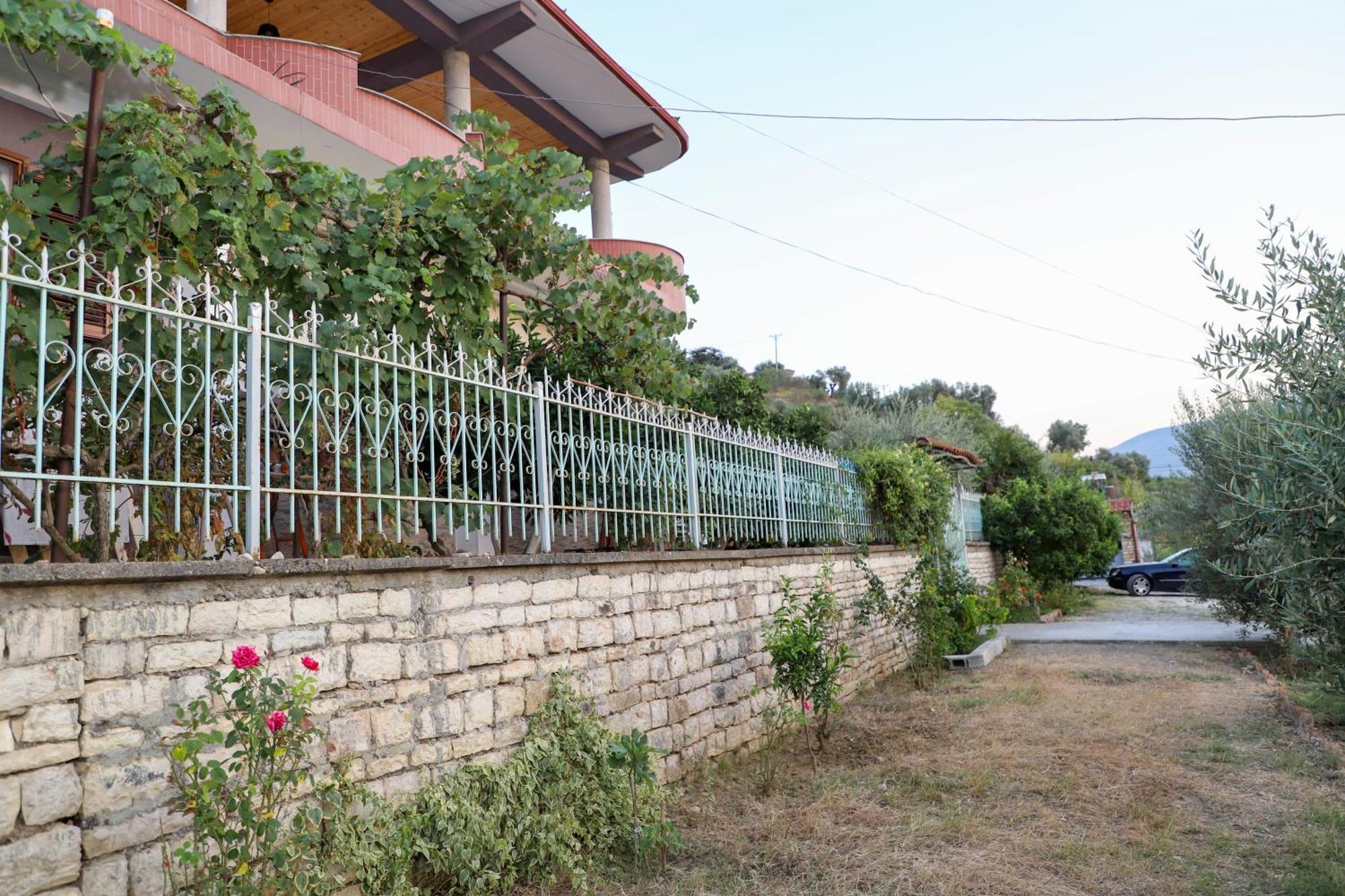 Georgemishel Guest House Berat Buitenkant foto