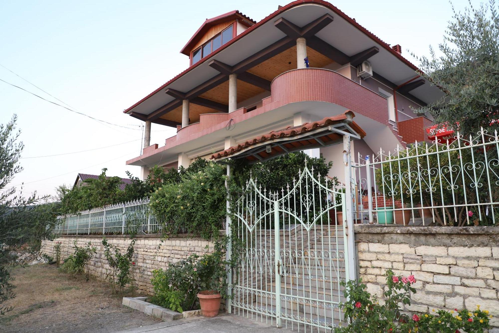 Georgemishel Guest House Berat Buitenkant foto